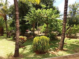 Comfortable Beachfront Bungalow With Pool - by Feelluxuryholidays