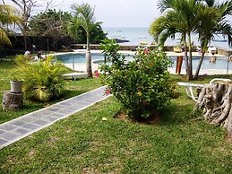 Comfortable Beachfront Bungalow With Pool - by Feelluxuryholidays