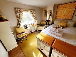 Room in Apartment - Cozy Yellow Queen Bed By Yale U