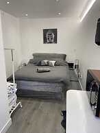 Beautiful 1-bed Studio in Uxbridge, London