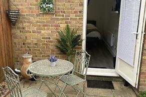 Beautiful 1-bed Studio in Uxbridge, London