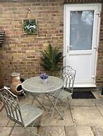 Beautiful 1-bed Studio in Uxbridge, London