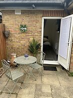 Beautiful 1-bed Studio in Uxbridge, London