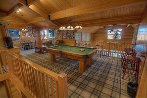 Smokey Joes 5 Bedroom Cabin by RedAwning