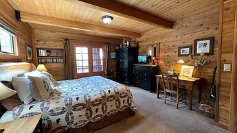 Smokey Joes 5 Bedroom Cabin by RedAwning