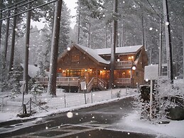 Smokey Joes 5 Bedroom Cabin by RedAwning