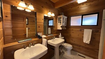 Smokey Joes 5 Bedroom Cabin by RedAwning