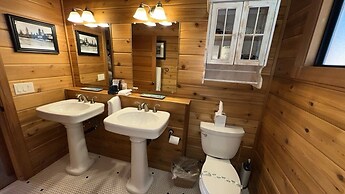 Smokey Joes 5 Bedroom Cabin by RedAwning