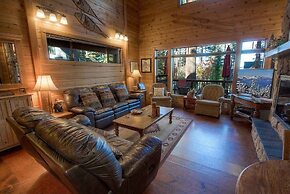 Smokey Joes 5 Bedroom Cabin by RedAwning