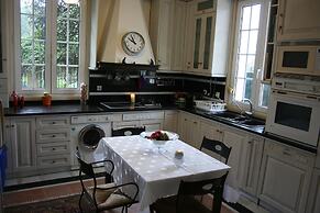 Durrell Corfu Strawberry-pink Villa