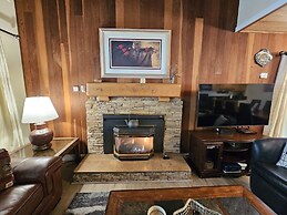 Tall Pines Retreat 4 Bedroom Condo by RedAwning