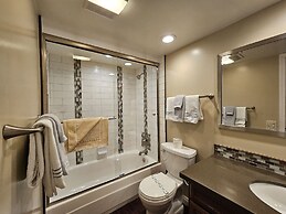 Tall Pines Retreat 4 Bedroom Condo by RedAwning