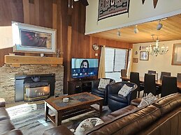 Tall Pines Retreat 4 Bedroom Condo by RedAwning