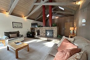 Tumbleweed Pines 3 Bedroom Home by RedAwning