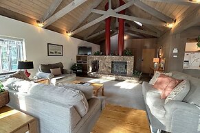 Tumbleweed Pines 3 Bedroom Home by RedAwning