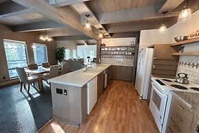 Tumbleweed Pines 3 Bedroom Home by RedAwning