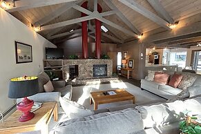 Tumbleweed Pines 3 Bedroom Home by RedAwning