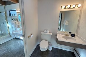 Tumbleweed Pines 3 Bedroom Home by RedAwning