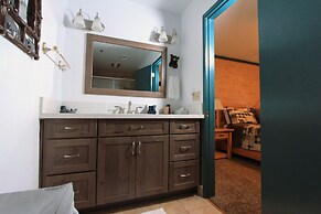 Lakescape 3 Bedroom Condo by RedAwning