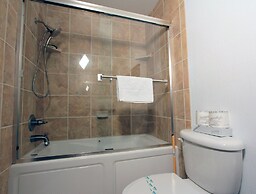 Lakescape 3 Bedroom Condo by RedAwning