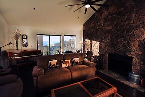 Lakescape 3 Bedroom Condo by RedAwning