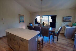 Lakescape 3 Bedroom Condo by RedAwning