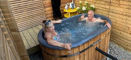 Pine Boutique Lodge With hot tub for Couples & dog