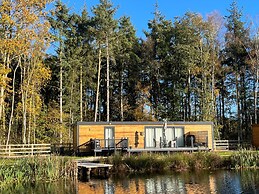 Pine Boutique Lodge With hot tub for Couples & dog