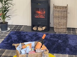 Oak Boutique Lodge Includes hot Tub, air con & dog