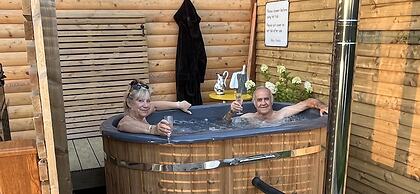 Oak Boutique Lodge Includes hot Tub, air con & dog