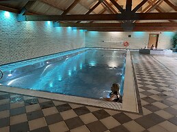 Oak Boutique Lodge Includes hot Tub, air con & dog