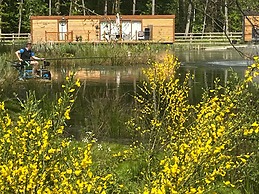 Oak Boutique Lodge Includes hot Tub, air con & dog