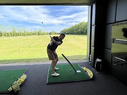 Oak Boutique Lodge Includes hot Tub, air con & dog