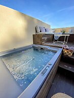 Room-luxury Suite With a Queens Double b