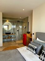 Room-luxury Suite With a Queens Double b