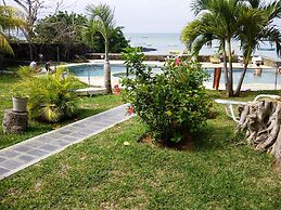 Beachfront Family Bungalow With Pool and top View - by Feelluxuryholid