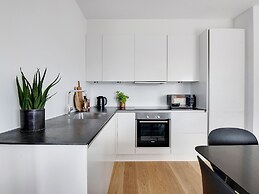 Sanders Arena - Chic 3-bdr Apt Close to Metro