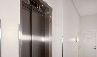 Sanders Arena - Chic 3-bdr Apt Close to Metro