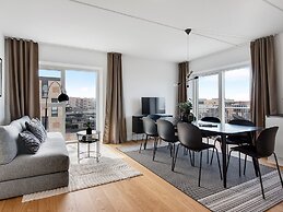 Sanders Arena - Chic 3-bdr Apt Close to Metro