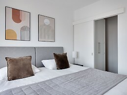 Sanders Arena - Chic 3-bdr Apt Close to Metro