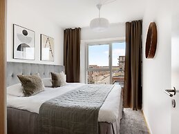 Sanders Arena - Chic 3-bdr Apt Close to Metro