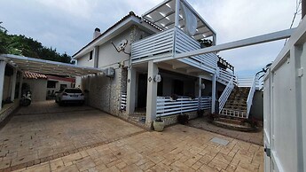 Comfortable Holiday House Close to the sea Down