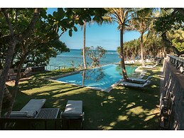 Elevated Family Beach Villa Overlooking Surf Break