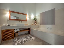 Elevated Family Beach Villa Overlooking Surf Break