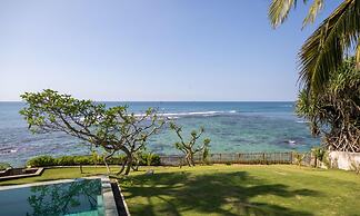 Elevated Family Beach Villa Overlooking Surf Break