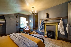 Cumberland House - A Cozy Historical Stay