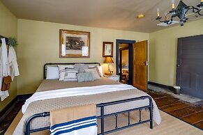 Cumberland House - A Cozy Historical Stay