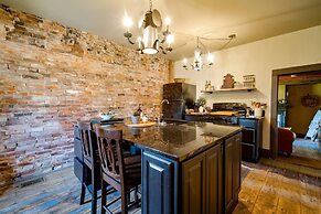 Cumberland House - A Cozy Historical Stay