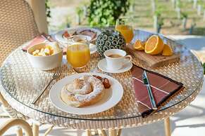 Rondaia Suites & Villas