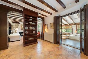 Rondaia Suites & Villas